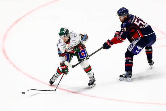 Linköpings Eddie Larsson slår av klubban för Frölundas