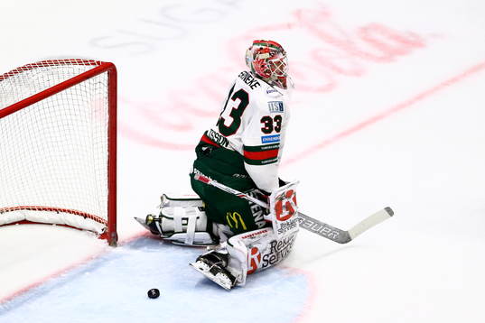 Frölundas målvakt Johan Mattsson släpper in mål 1-1