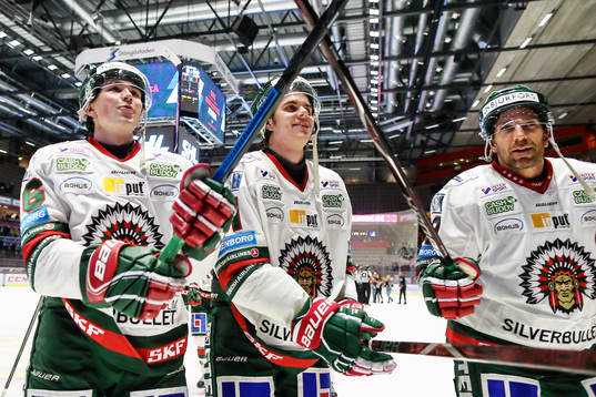 Frölundas spelare med Joel Lundqvist jublar och tackar