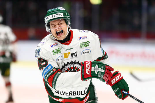 Frölundas Rhett Rakshani reagerar med smärta