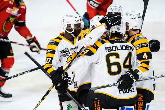 Skellefteås Adam Pettersson jublar med lagkamrater