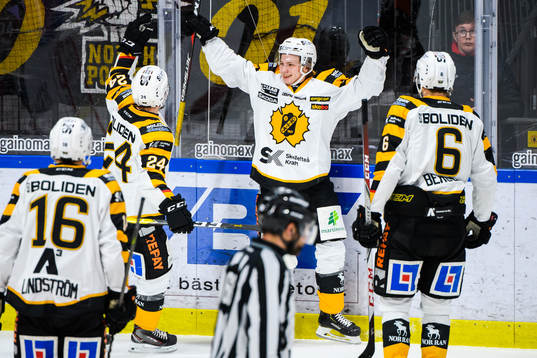 Skellefteås Tim Söderlund jublar