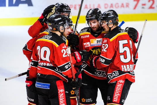 Luleås Robin Kovacs jublar med lagkamrater