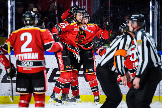 Luleås Petter Emanuelsson och Johan Harju jublar