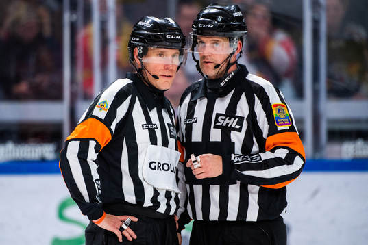 Domare Tobias Björk och Domare Mikael Nord