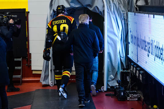 Brynäs Marcus Ersson lämnar isen