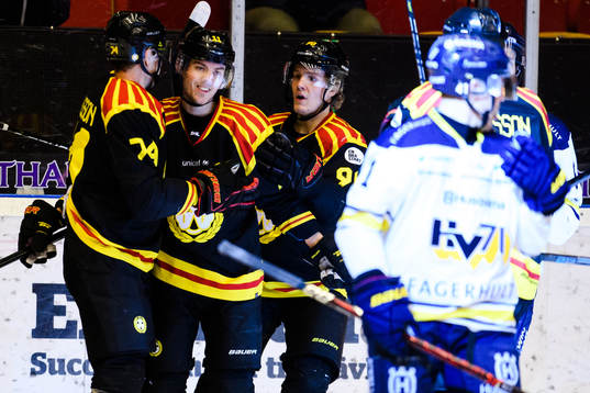 Brynäs Joel Kellman jublar med Nicklas Danielsson och