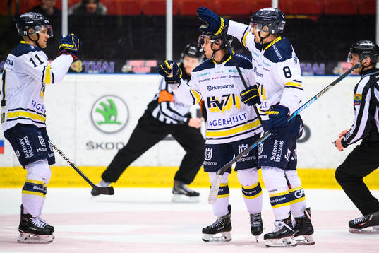s Simon Önerud, Mattias Tedenby och Nils Andersson jublar