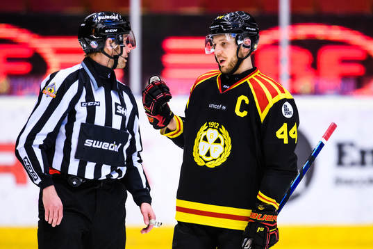 Brynäs Jacob Blomqvist i samtal med en linjedomare