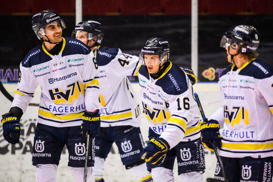 s Markus Ljungh jublar med lagkamrater