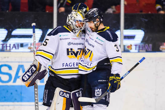 s målvakt Felix Sandström och Markus Lauridsen jublar