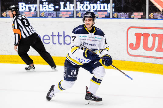 s Isac Brännström  jublar