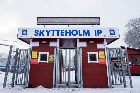 Entrén till Skytteholm IP innan träningsmatchen i fotboll