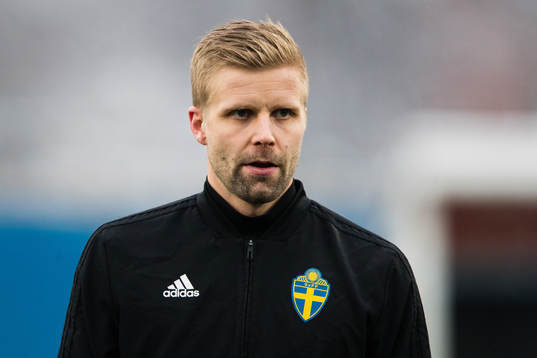 Domare Glenn Nyberg innan träningsmatchen i fotboll mellan
