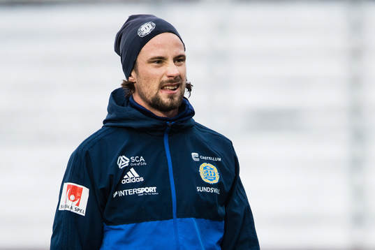 Sundsvalls Linus Hallenius innan träningsmatchen i fotboll