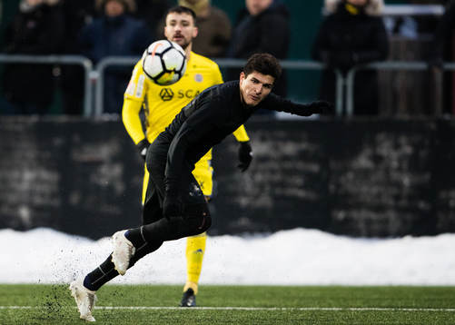 s Tarik Elyounoussi med ett inlägg