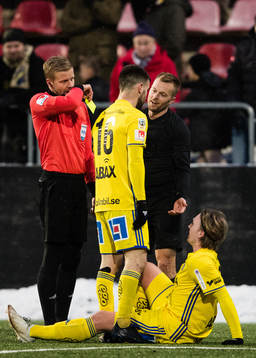 s Sebastian Larsson får ett gult kort av domare Glenn