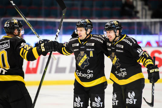 s Alexander Deilert jublar med lagkamrater