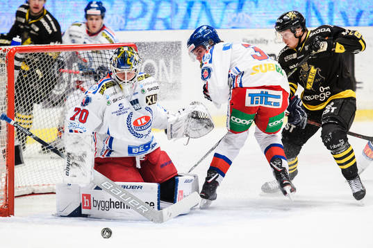 Oskarshamns målvakt Adam Åhmanunder ishockeymatchen i