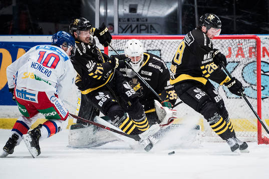 s Alexander Deilert och Jesper Frödén framför målvakt