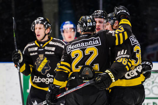 s Anton Holm jublar med lagkamrater