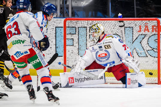 s Anton Holm gör 2-0 bakom Oskarshamns målvakt Adam Åhman