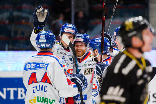 Oskarshamns Matias Sointu jublar med lagkamrater