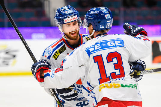 Oskarshamns Alex Hutchings jublar med Matias Sointu