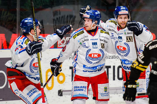 Oskarshamns Nicklas Heinerö jublar med lagkamrater