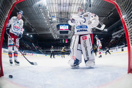 Oskarshamns Oskar Nilsson och målvakt Adam Åhman deppar
