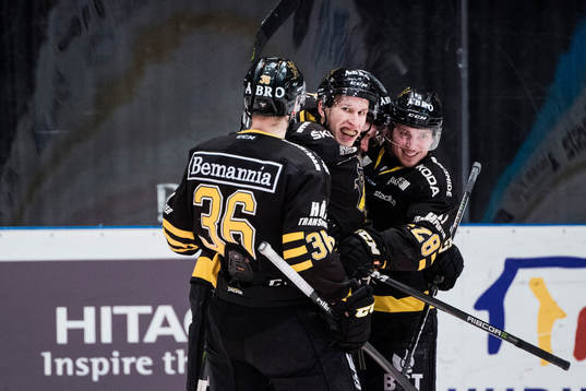 s Fredric Weigel, Anton Holm och Jesper Frödén jublar