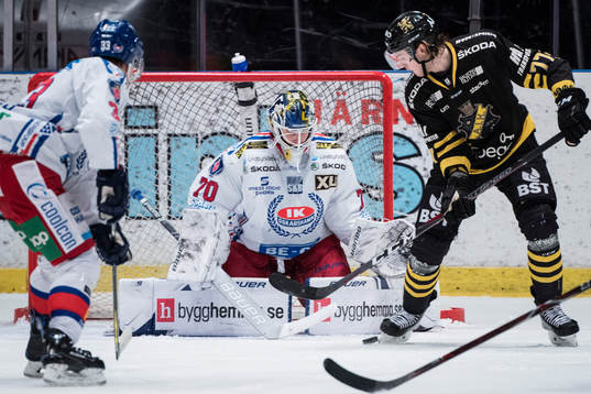s Alexander Deilert och Oskarshamns målvakt Adam Åhman