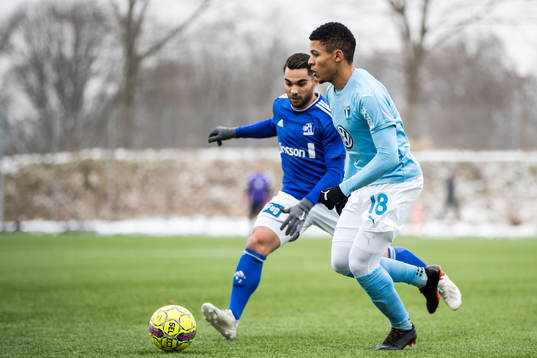 Malmö FFs Romain Gall och Lyngbys Rezan Corlu
