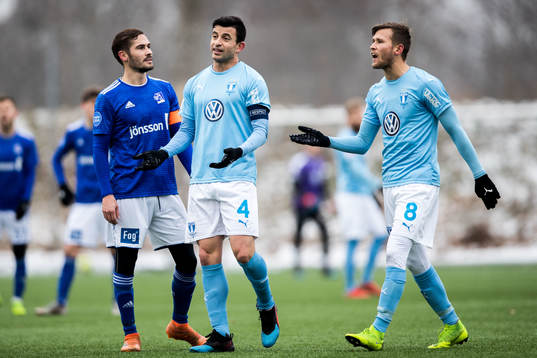 Malmö FFs Behrang Safari och Arnor Traustason protesterar