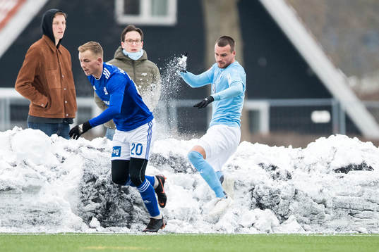 Malmö FFs Eric Larsson ute i snön