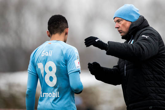 Malmö FFs Romain Gall (ryggen mot kameran) i diskussion