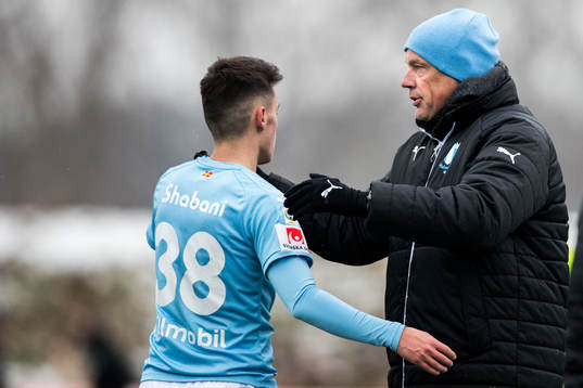 Malmö FFs Laorent Shabani (ryggen mot kameran) och