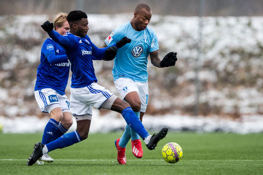 Lyngbys Kevin Tshiembe och Malmö FFs Carlos Strandberg