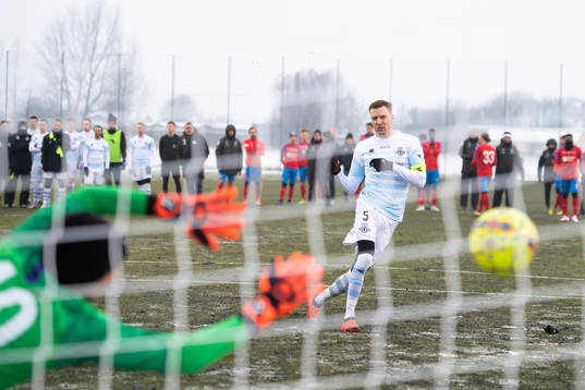 Helsingörs Andreas Holsm skjuter straff mot Helsingborgs