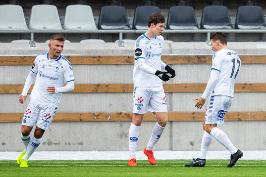 Sarpsborg 08 Jörgen Strand Larsen jublar med lagkamrater