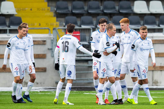 Sarpsborg 08 Jörgen Strand Larsen jublar med lagkamrater