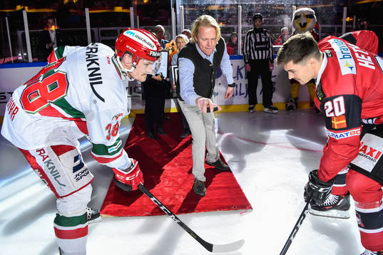 Ryttaren Fredrik Jönsson släpper matchpucken till Moras