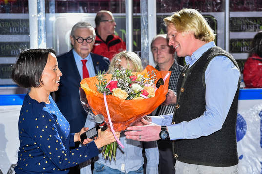 Sydsvenskans chefredaktör Pia Rehnquist delar ut