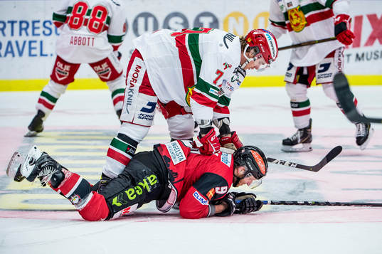 Moras Erlend Lesund trycker till Malmö Redhawks Frederik