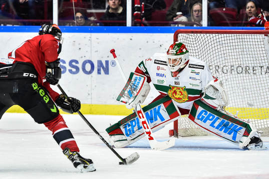 Malmö Redhawks Emil Sylvegård mot Moras målvakt