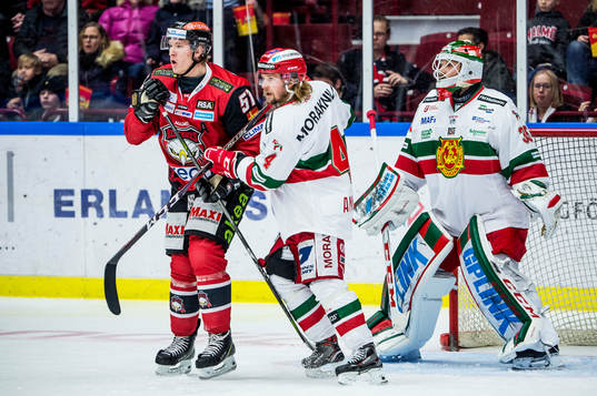 Malmö Redhawks Emil Sylvegård mot Moras Viktor Amnér och