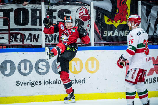 Malmö Redhawks Emil Sylvegård jublar