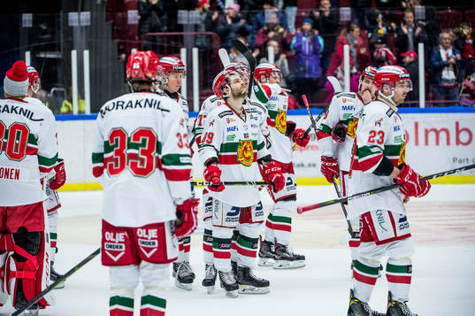 Moras Ryan Johnston i mitten deppar med lagkamraterna