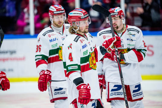 Moras Viktor Amnér deppar med lagkamraterna