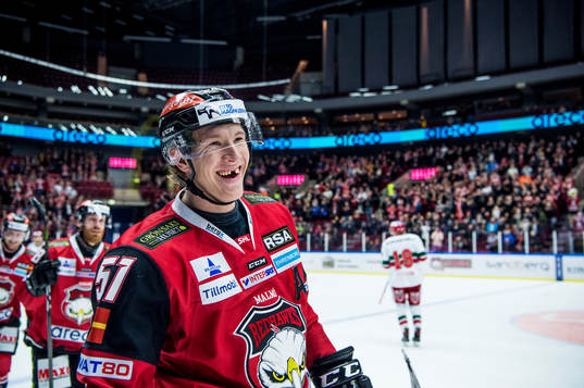 Malmö Redhawks Emil Sylvegård jublar